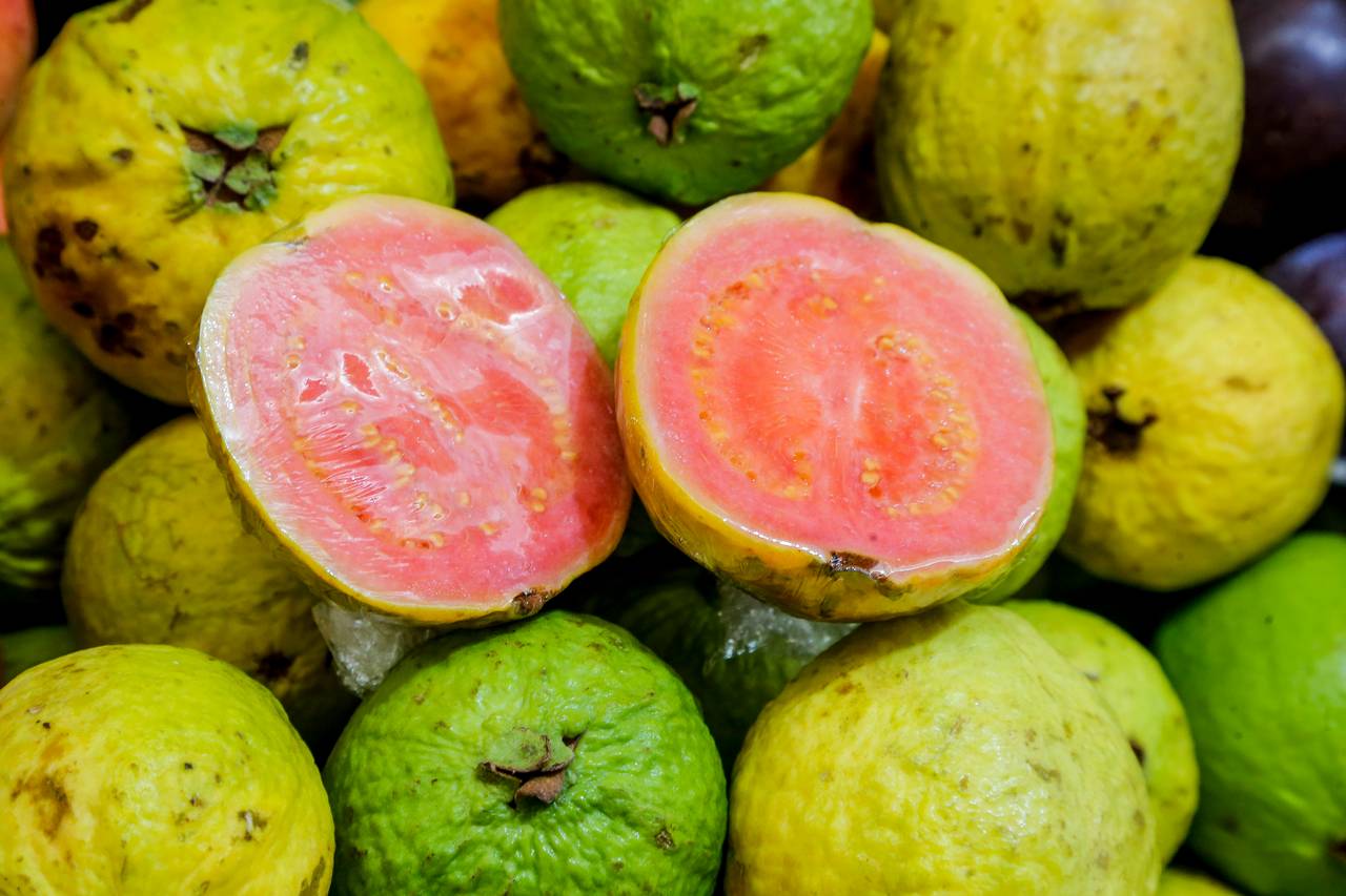 Resista à tentação de provar frutas cortadas na feira Resista à tentação de provar frutas cortadas na feira