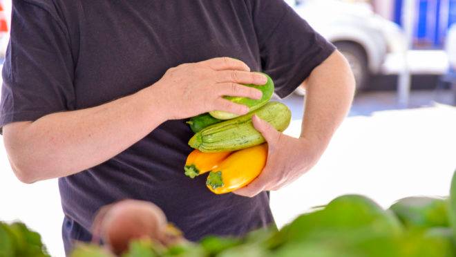 Insumos frescos, como frutas e legumes, não propagam o vírus se higienizados propriamente