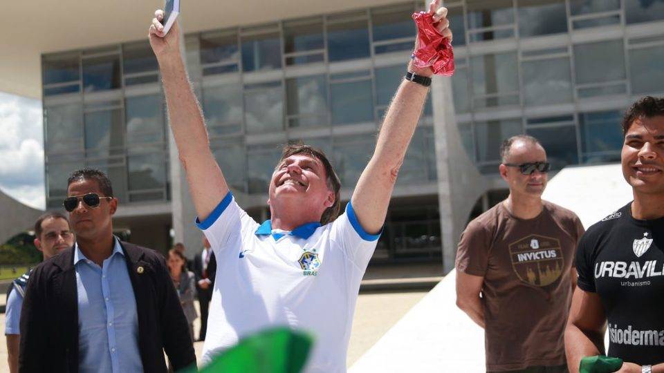 Quanto mais apanha, mais Bolsonaro encorpa Presidente Jair Bolsonaro cumprimentou manifestantes dos atos de domingo na área externa do Palácio do Planalto, em Brasília.