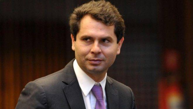O deputado estadual Alexandre Curi conseguiu uma decisão judicial que interrompe os inquéritos abertos contra ele.