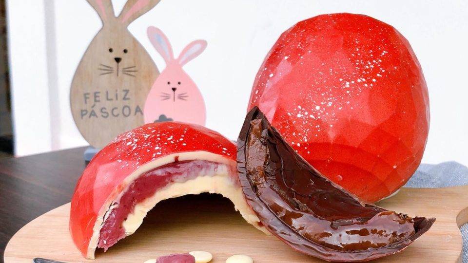 5 novidades sobre chocolates para a Páscoa 2020 Confeitaria de Curitiba aposta em recheios com frutas nesta Páscoa. Sotile Pasticceria cria ovo com recheio de maracujá e framboesa. Foto: Divulgação.