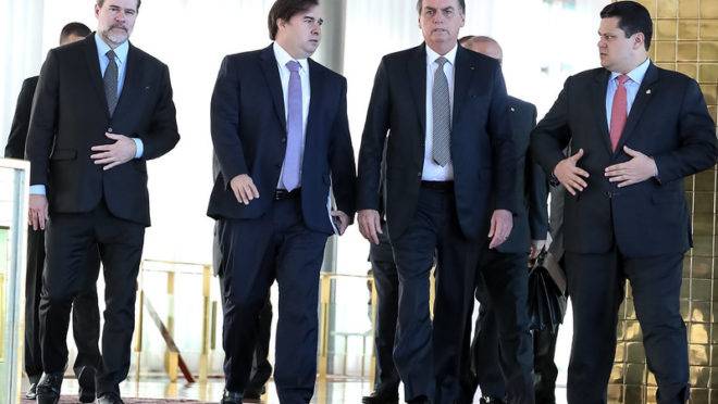 O presidente Jair Bolsonaro ao lado dos presidentes do STF, da Câmara e do Senado (da esquerda para a direita).