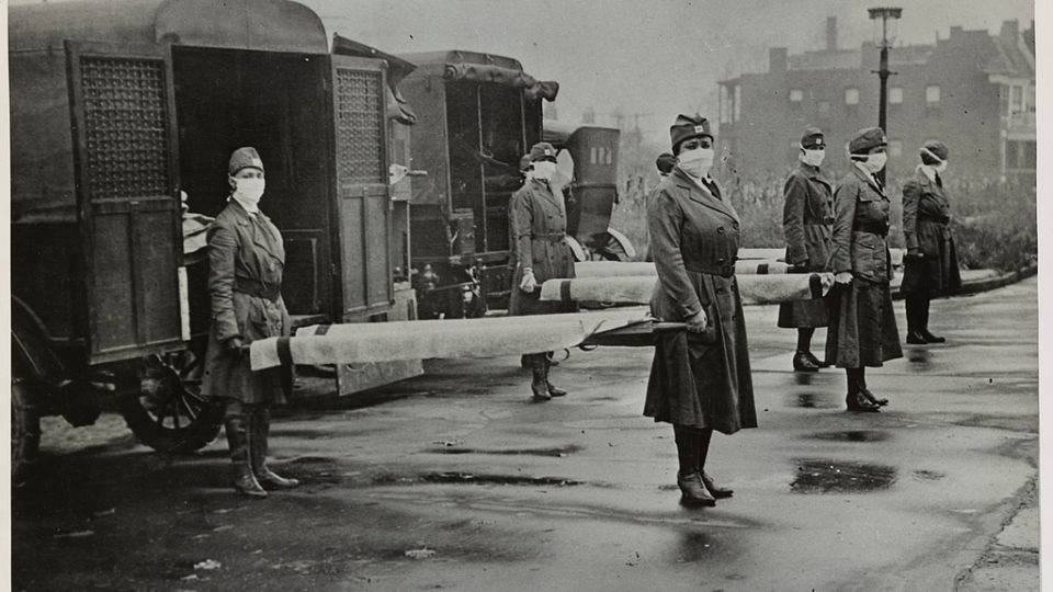 A história da Gripe Espanhola, a pandemia mais mortífera de todos os tempos St. Louis (EUA), 1918: Enfermeiras da Cruz Vermelha treinam para atender os afetados pela influenza