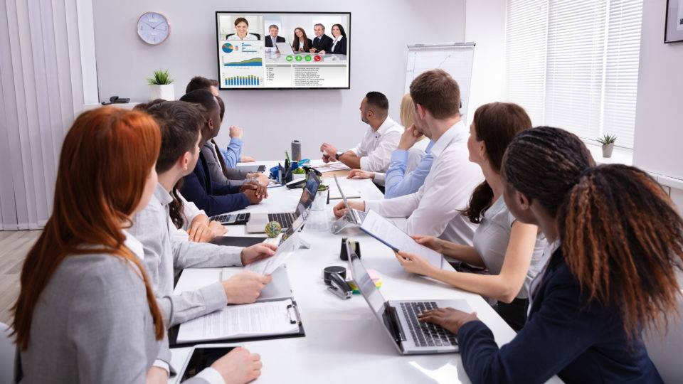 8 plataformas e aplicativos para fazer videoconferências e reuniões online As plataformas para videoconferências são uma saída para organizar o trabalho em equipe.