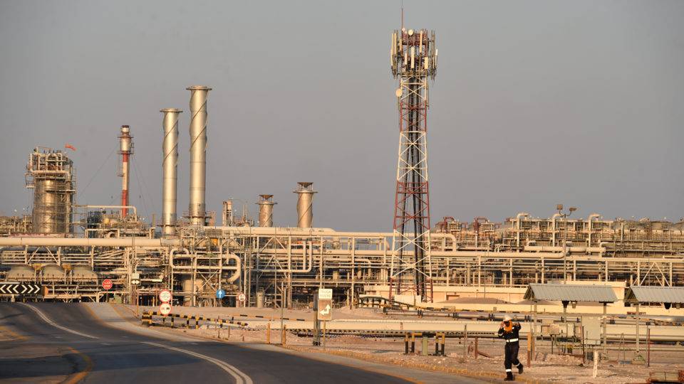 Planta de produção de petróleo da Aramco, na Arábia Saudita: guerra de preços afeta governo brasileiro.