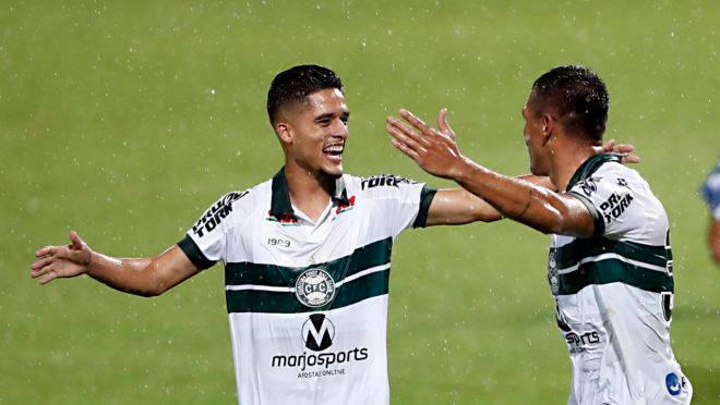 Yan Couto comemora gol de Robson contra o Cianorte. Jogo marcou a estreia do lateral-direito.