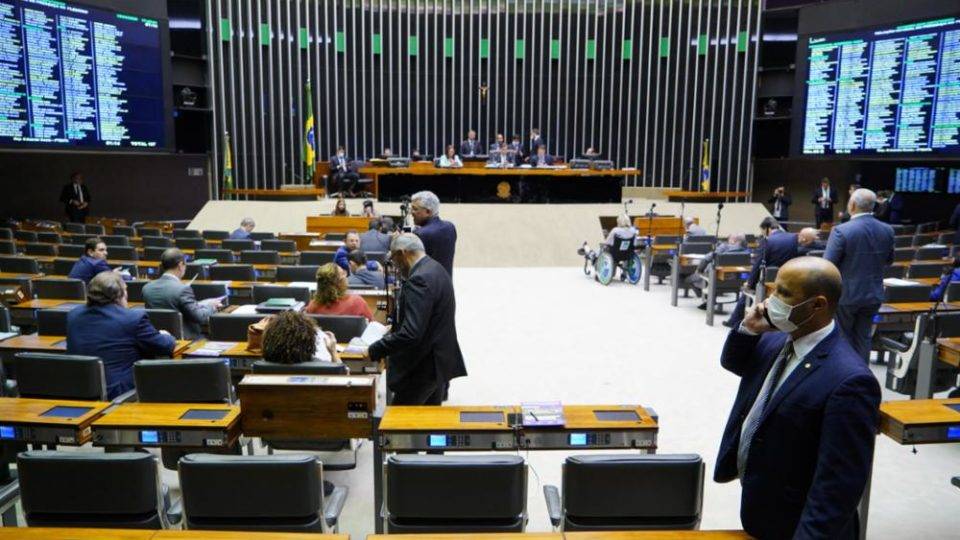 Se aprovado, governo vai vetar parte do projeto que amplia acesso ao BPC Deputados aprovaram em caráter simbólico o decreto de calamidade pública enviado pelo governo.