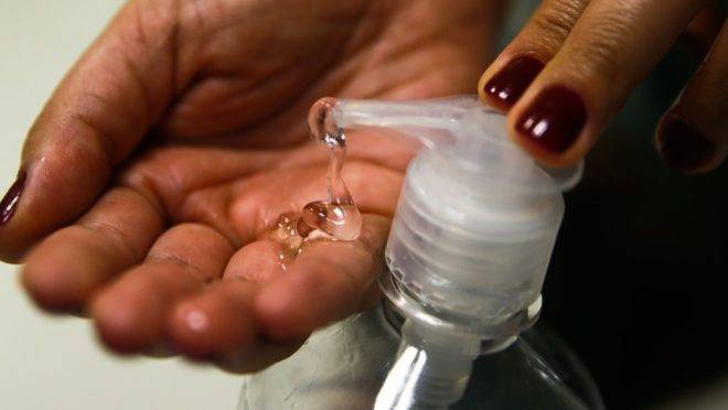 Ministério da Saúde desmente notícia falsa enviada por WhatsApp de que governo vai entregar "um kit de álcool em gel por endereço".