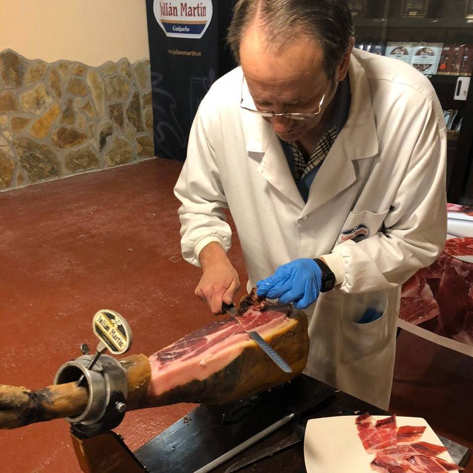 Há mais de 15 anos na empresa, Juan Vicente conta os processos do Jamón Ibérico. Anderson Hartmann/Divulgação Há mais de 15 anos na empresa, Juan Vicente conta os processos do Jamón Ibérico. Anderson Hartmann/Divulgação