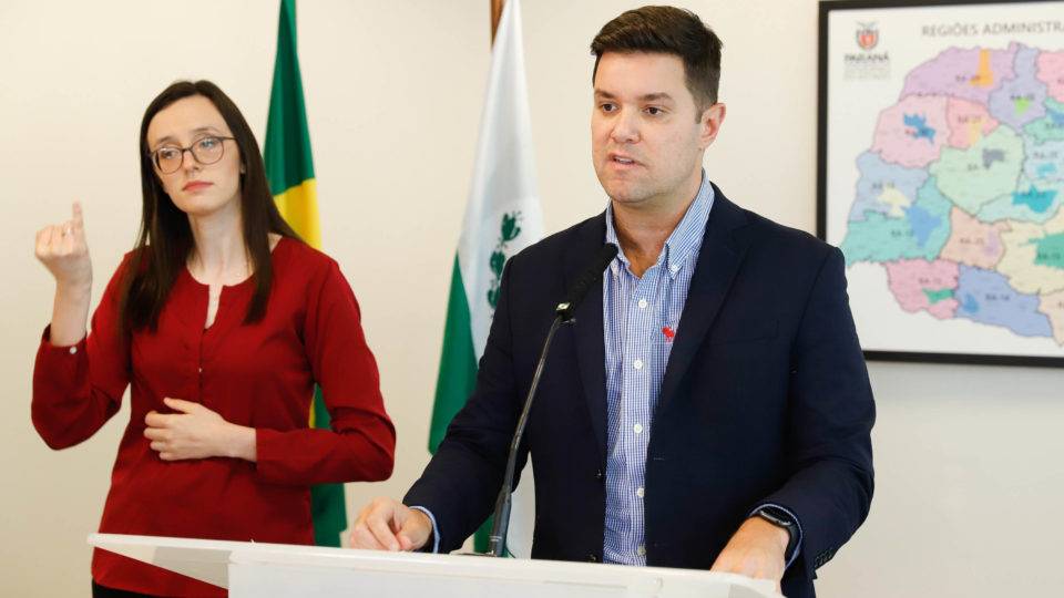 Ratinho Jr decreta estado de emergência e determina fechamento de shoppings e academias Guto Silva, secretário da Casa Civil, em pronunciamento sobre medidas para o coronavírus