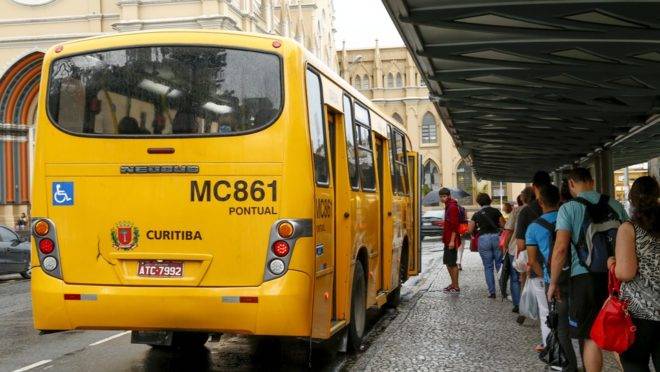 Mesmo com redução, transporte coletivo será mantido em Curitiba.