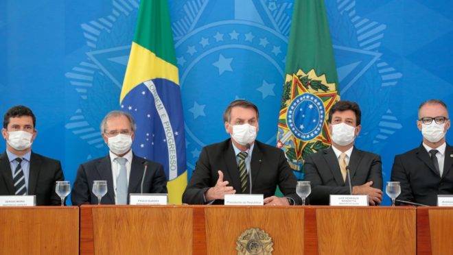 Presidente Jair Bolsonaro e ministros de Estado anunciam medidas adotadas contra o coronavírus no Brasil em coletiva de imprensa na quarta-feira (18).