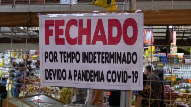 Loja no Mercado Público de Porto Alegre está fechada devido à pandemia do novo coronavírus: paralisação da atividade econômica vai afetar drasticamente os mais jovens.