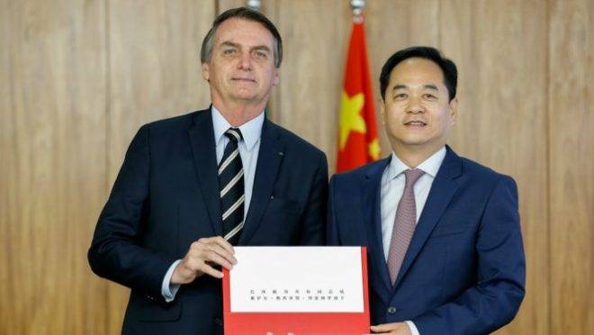 O embaixador Yang Wanming ao lado do presidente Jair Bolsonaro: estilo discreto esconde determinação de defender os interesses chineses no Brasil.
