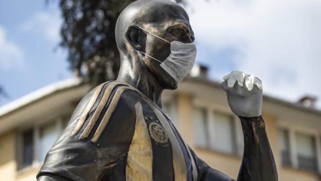 Estátua de Alex ganha “proteção” contra coronavírus