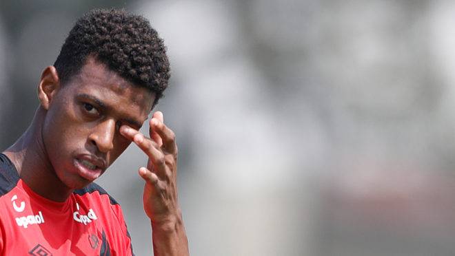 Robson Bambu está sendo negociado com o futebol francês