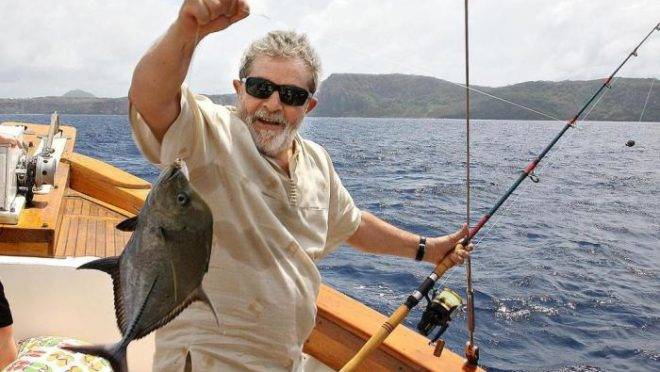 Lula se diverte com pescaria em Fernando de Noronha, em 2009: ex-presidente usava e abusava do cartão corporativo com excentricidades.
