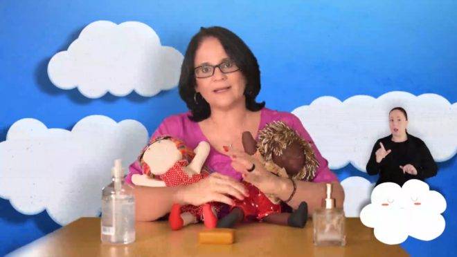 Vídeo em que a ministra passa orientações sobre a pandemia para as crianças