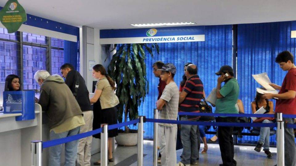 Confira as datas de pagamento do 13º salário de aposentados e pensionistas INSS vai adiantar o pagamento do 13º dos aposentados, essa é uma das medidas adotadas adotada para enfrentar a pandemia de coronavírus.
