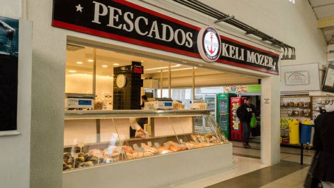 A Pescados Keli Mozer, no Mercado Municipal de Curitiba, permanece aberta apenas para atender pedidos de entrega.