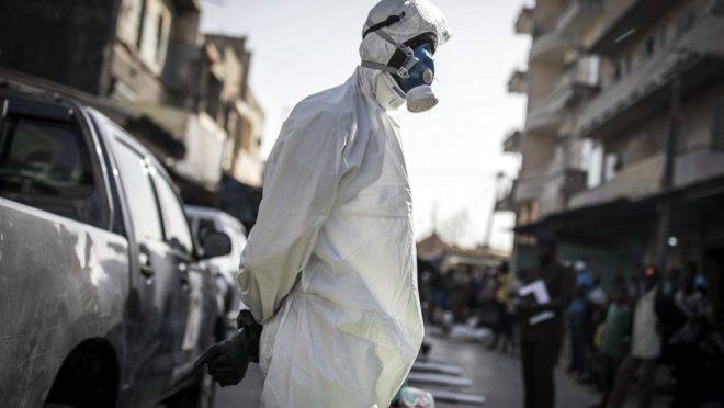 Funcionário usa equipamento de proteção completo como medida preventiva contra o coronavírus, em Dakar, em 22 de março de 2020.