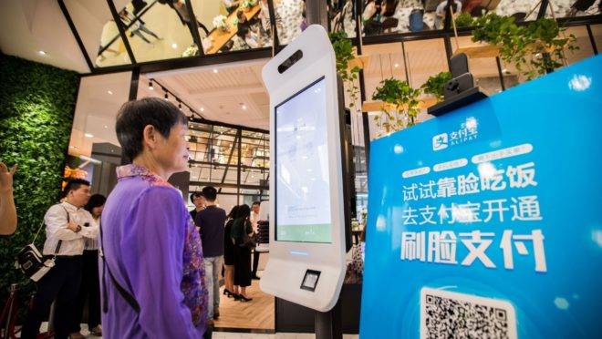 Chinesa paga via reconhecimento facial: tecnologias contact less reduzem infecções.