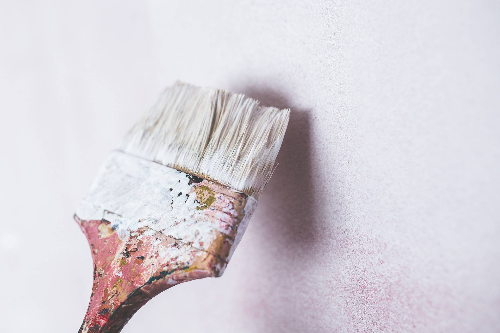 pequenas-reformas-reparos-em-casa-quarentena-pintando-paredes pequenas-reformas-reparos-em-casa-quarentena-pintando-paredes