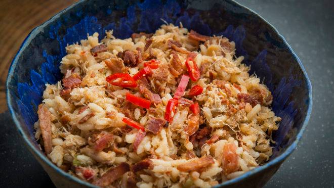 Jambalaia de siri: receita combina arroz, carne de siri, bacon, pimentão e temperos.
Serviço: Prato de cerâmica: Instagram @1832_amoceramica
