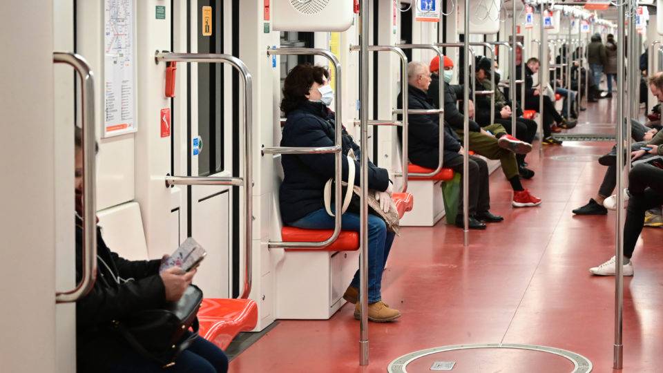 Militares italianos impedem embarque de passageiros que querem fugir da Covid-19 Passageiros, alguns com máscara respiratória, viajam no metrô subterrâneo no centro de Milão em 10 de março de 2020.