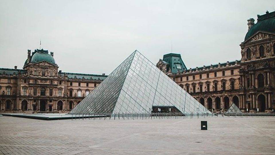 Turismo fica paralisado com fechamento de atrações e restrições a viagens.