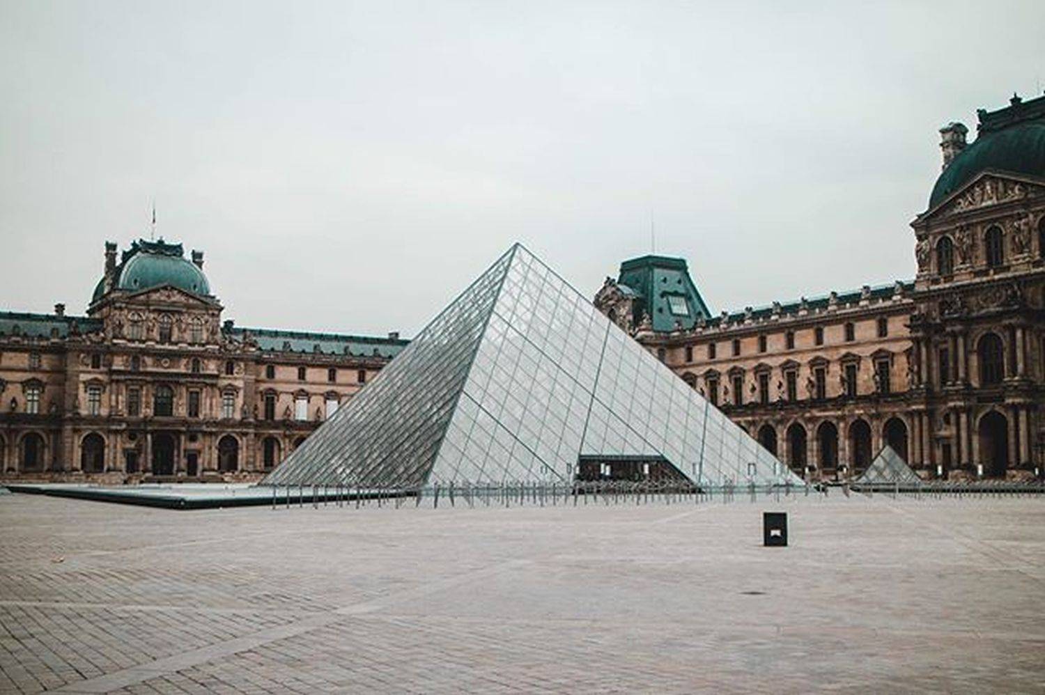 Turismo fica paralisado com fechamento de atrações e restrições a viagens.