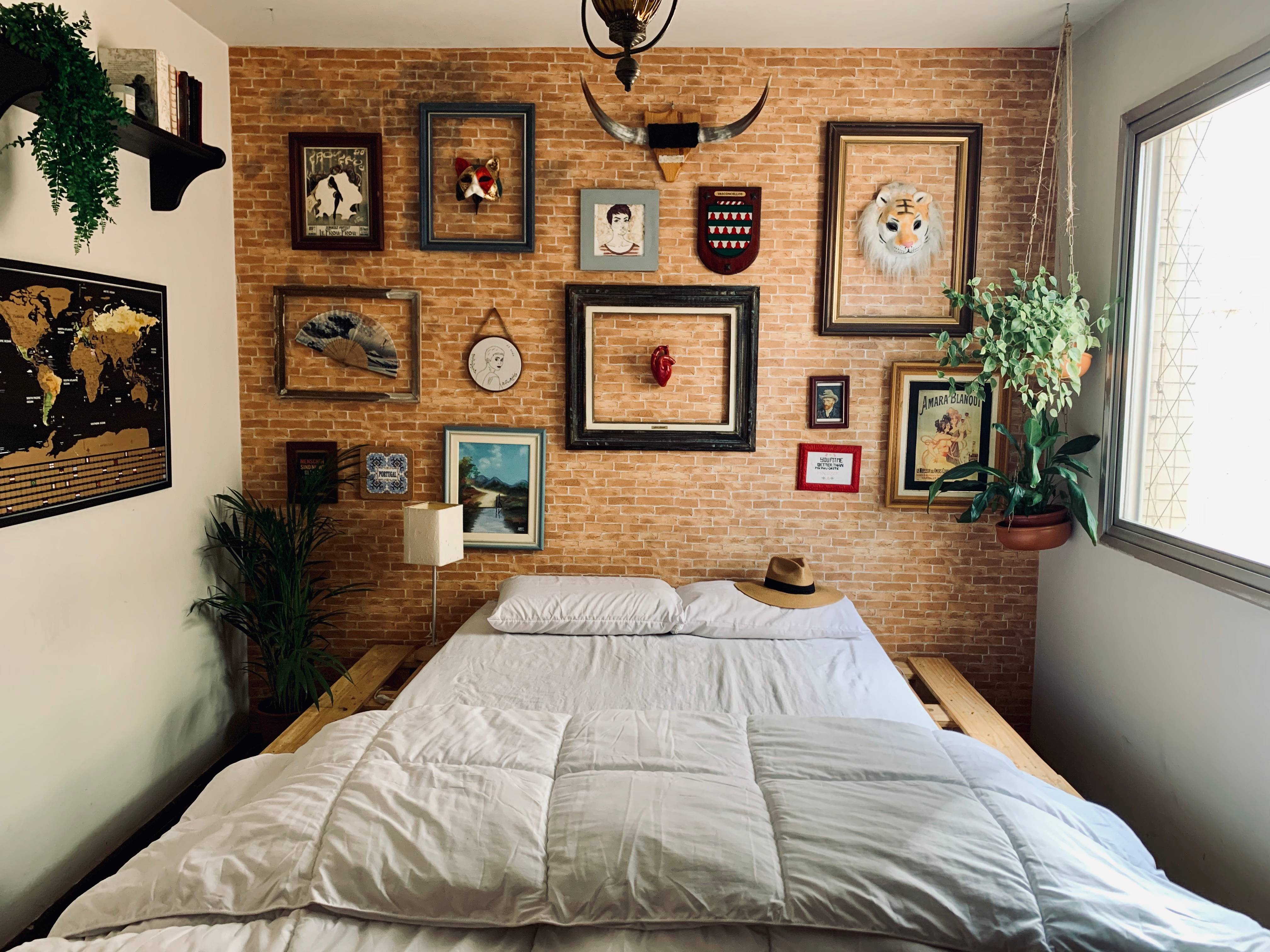 O elemento central do quarto é a parede da cabeceira, que foi construído para representar uma criatura viva.