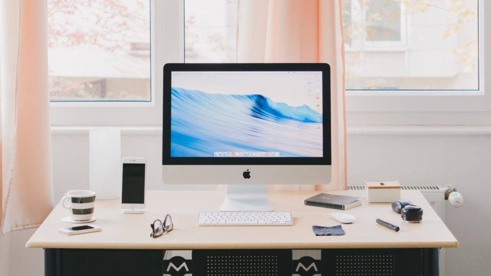 5 dicas de especialistas para manter a produtividade durante o home office Um espaço de trabalho confortável é fundamental pra trabalhar com foco durante a crise, já que não se sabe quanto tempo o home office será necessário.