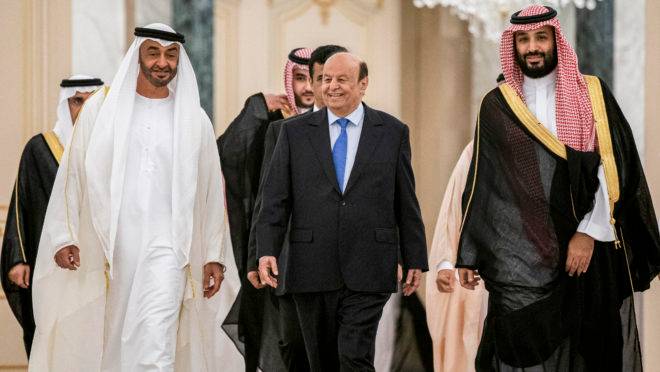 Príncipe herdeiro de Abu Dhabi, Mohamed bin Zayed al-Nahyan, caminhando ao lado do presidente do Iêmen, Abedrabbo Mansour Hadi, e do príncipe herdeiro saudita Mohammed bin Salman