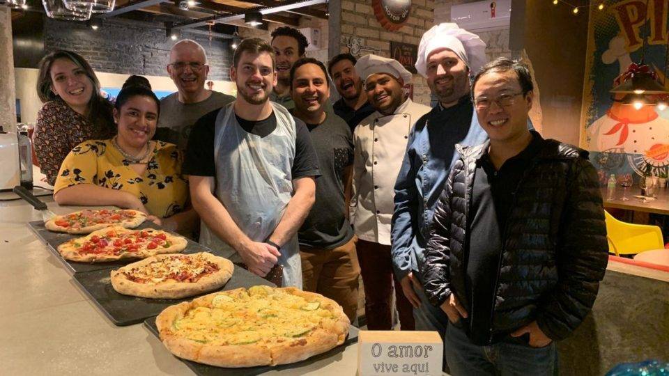 Equipe da pizzaria também mandou bilhetes de apoio aos profissionais de saúde