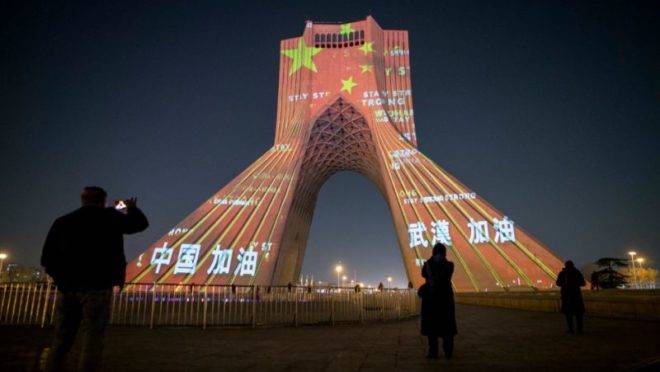 A Azadi Tower, no Teerão, iluminada em apoio à China. Foto: Ahmad Halabisaz