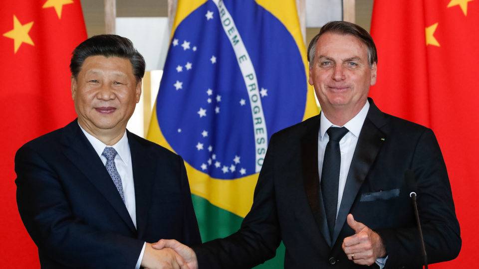 Os presidentes Xi Jinping, da China, e Jair Bolsonaro, do Brasil: diferenças ideológicas entre direita e esquerda são colocadas de lado em momentos de crise como a do coronavírus.