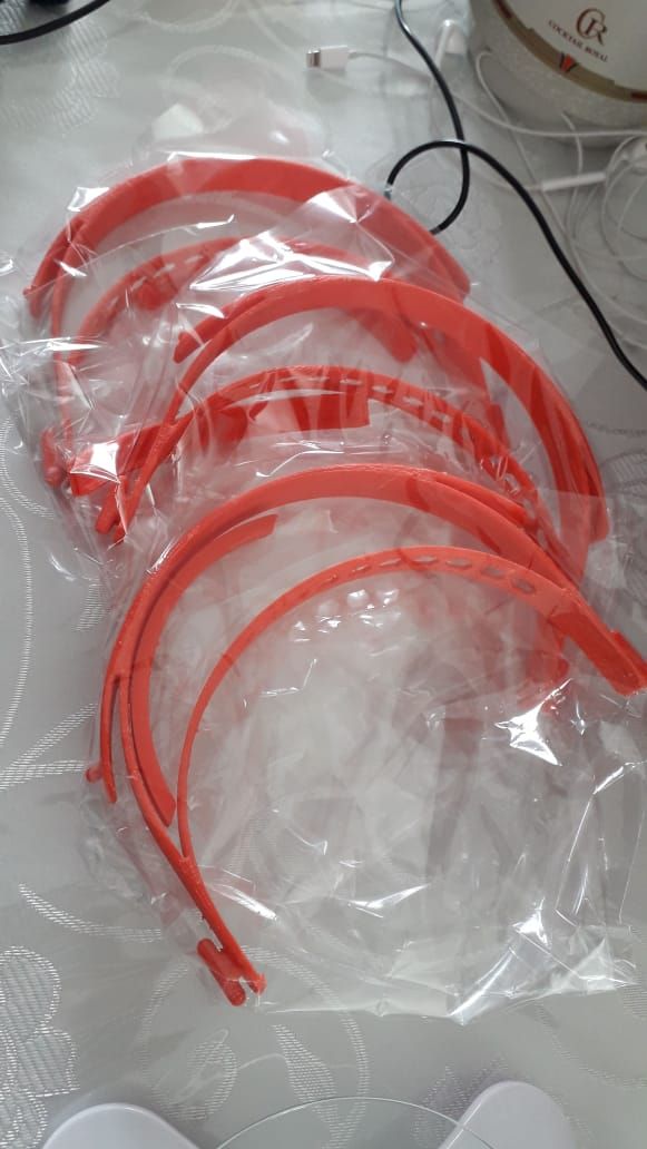Estrutura impressa em 3D que segura a viseira de acetato e que forma a máscara gratuita fabricada por empresários de Curitiba e Região. Foto: Nelson Toba/Divulgação Estrutura impressa em 3D que segura a viseira de acetato e que forma a máscara gratuita fabricada por empresários de Curitiba e Região. Foto: Nelson Toba/Divulgação