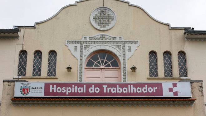 Fachada do Hospital do Trabalhador, no Novo Mundo, em Curitiba.