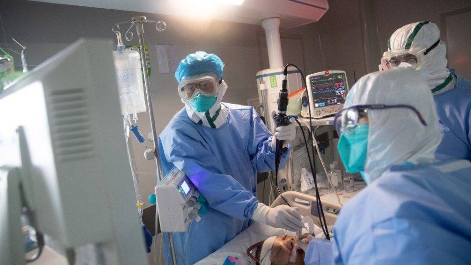 Equipe médica trata paciente com coronavírus em um hospital de Wuhan, na província central de Hubei, na China (19 de março de 2020).