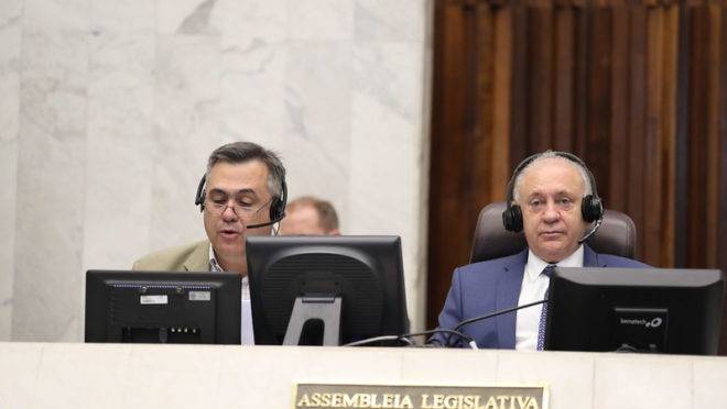 Secretário da Saúde, Beto Preto, ao lado do presidente da Assembleia Legislativa, Ademar Traiano (à direita)