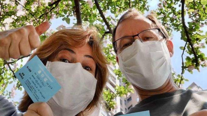 Valéria e o marido Dieter Woltmann com certificado de saúde: nosso “passe” de entrada e saída do condomínio durante a quarentena.