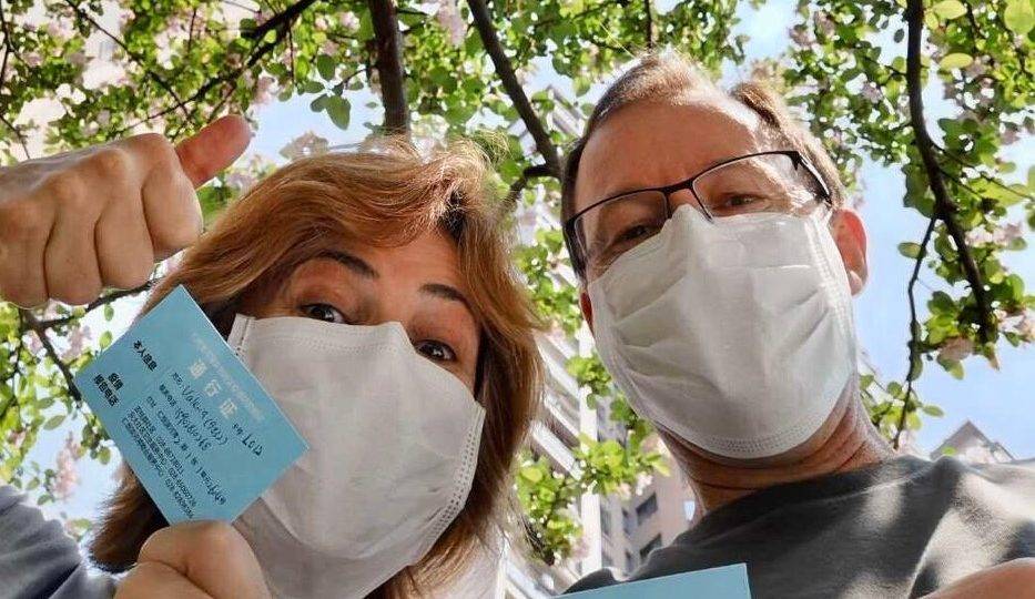 Brasileira na China conta como foi ficar em casa e cozinhar durante a quarentena Valéria e o marido Dieter Woltmann com certificado de saúde: nosso “passe” de entrada e saída do condomínio durante a quarentena.