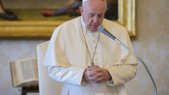 Papa Francisco reza pelo fim da pandemia do coronavírus.