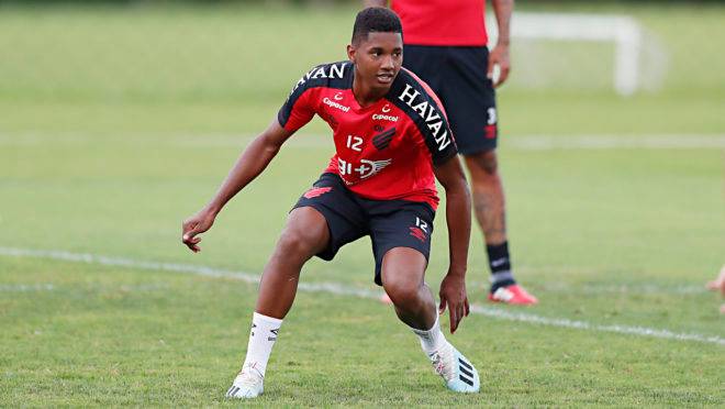 Abner foi contratado por R$ 10 milhões pelo Athletico
