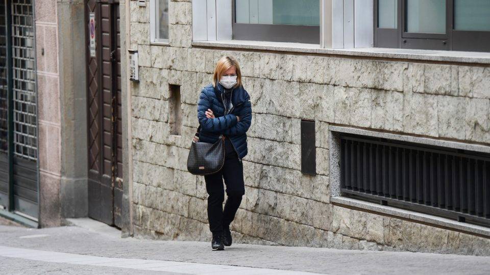 O pessimismo diante do trágico é uma deformação do caráter Mulher caminha sozinha em rua de Albino, próximo a Bergamo, durante a quarentena italiana devido ao novo coronavírus.