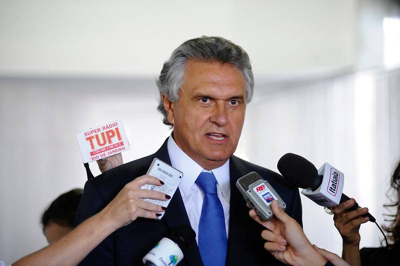 “Ele que deve explicar”, diz Caiado sobre aglomeração causada por Bolsonaro O governador de Goiás, Ronaldo Caiado (DEM)