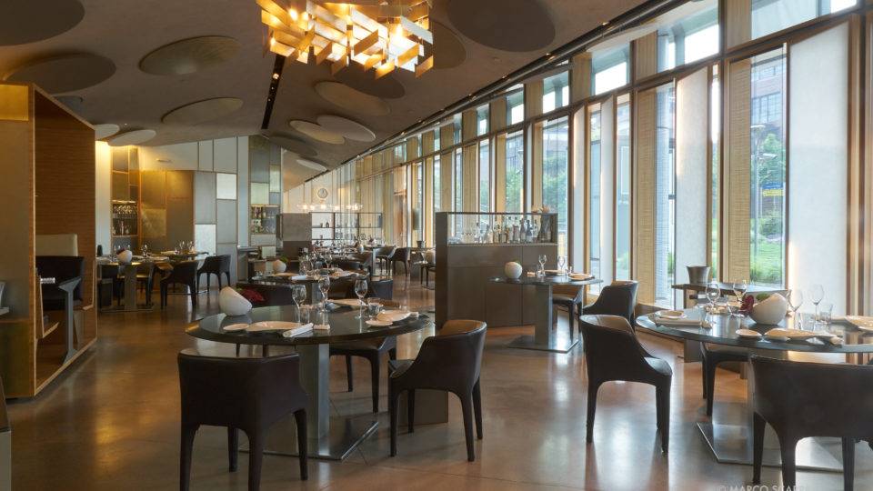 Nova York, Milão, Paris e China: como está a situação dos restaurantes nos grandes centros gastronômicos? O Berton, restaurante de Milão premiado com uma estrela Michelin está fechado.
