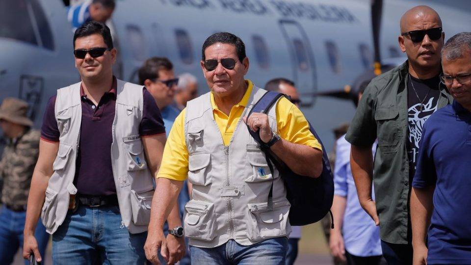 Mourão diz que posição do governo é pelo “isolamento e distanciamento entre pessoas” Vice-Presidente da República, Hamilton Mourão, disse que Bolsonaro pode ter sido mal interpretado.