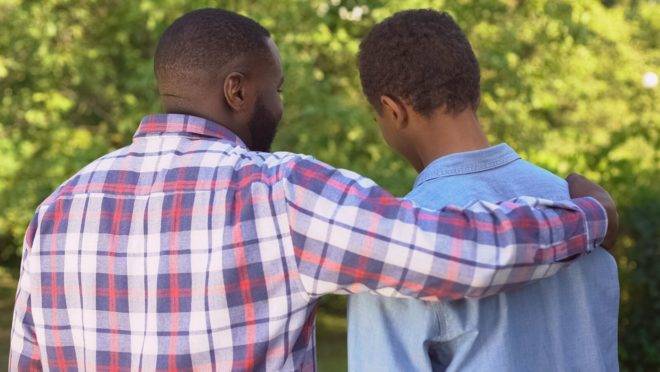 Servidores de abrigo abrem as portas das próprias casas a adolescentes devido à pandemia
